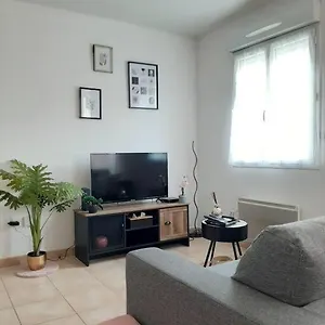 Proche Aeroport A Pied, Le Reve Rose. Apartamento Tillé